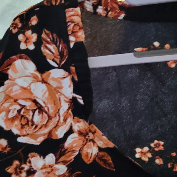 PLUS NWOT Maurices Navy Floral Peasant Top - Picture 5 of 6